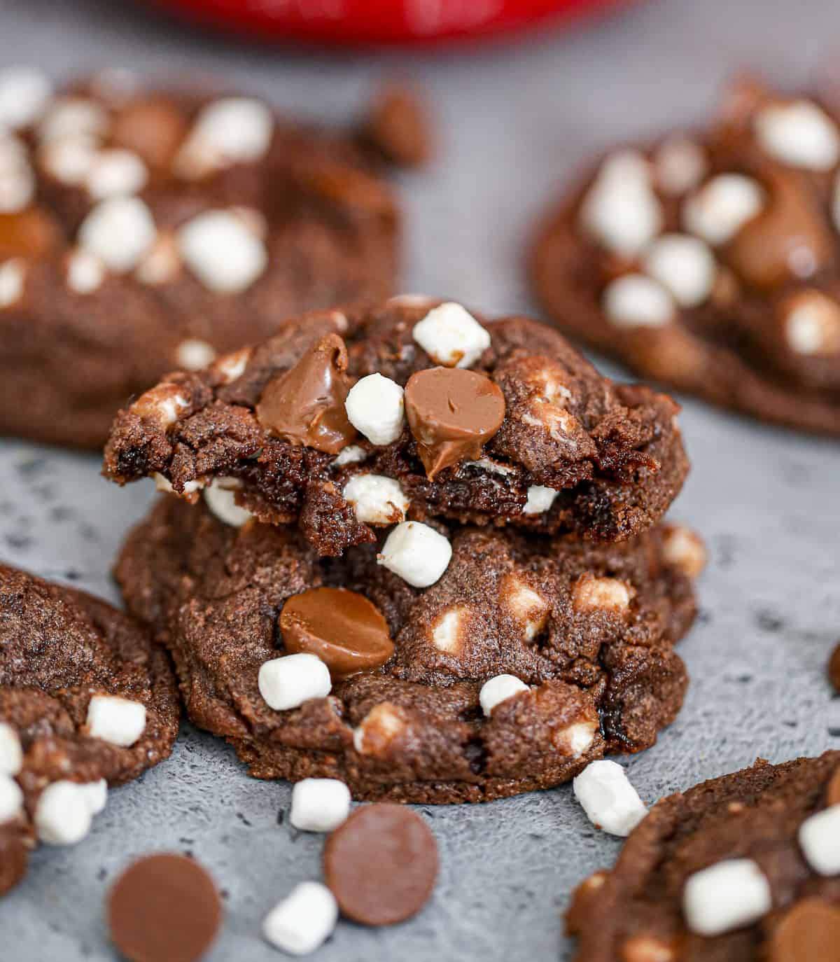 https://www.thebakingchocolatess.com/wp-content/uploads/2014/12/chocolatemarshmallowcookies-1-13.jpg