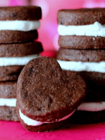Home-made Oreo Heart Sandwich Cookies! {Cuteness Overload}