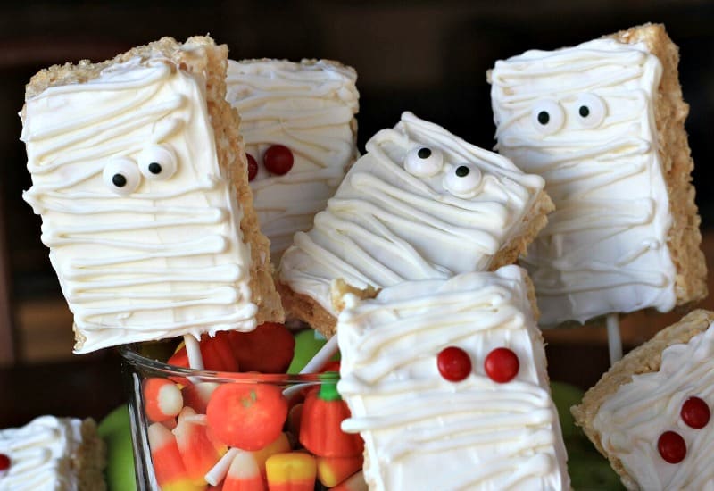 Spooky Mummy Rice Krispie Treats halloween mummy desserts