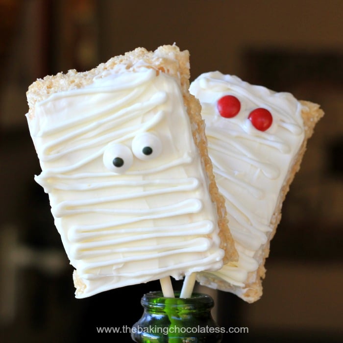 Spooky Mummy Rice Krispie Treats halloween mummy desserts