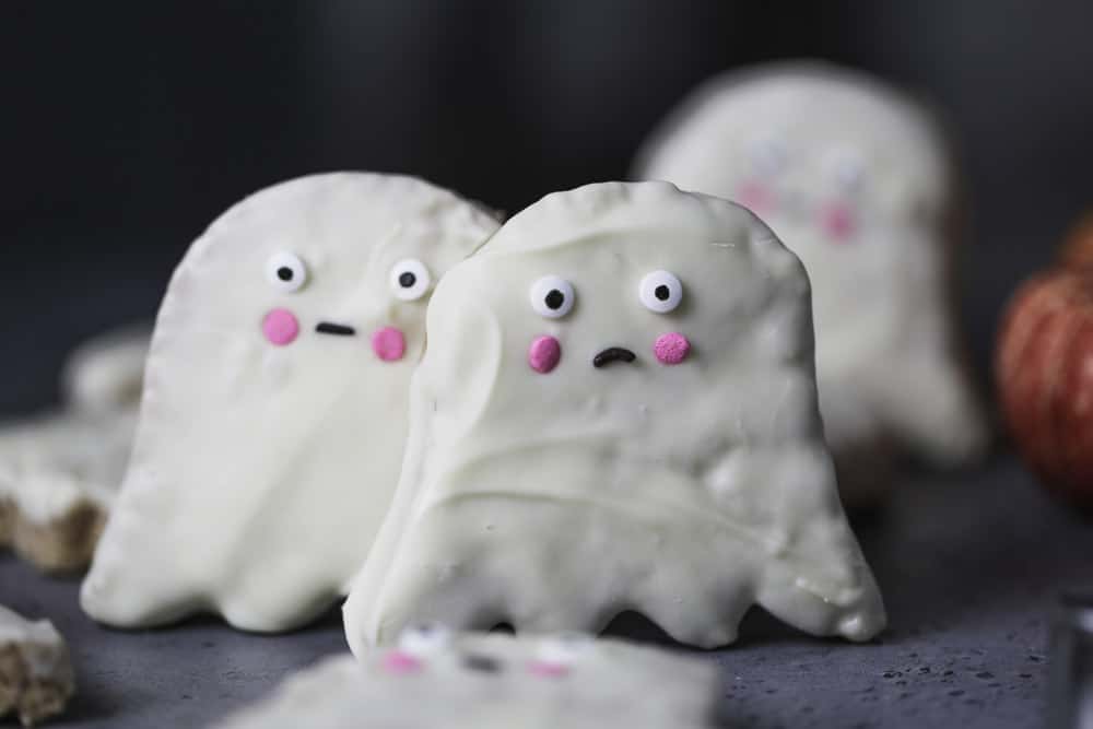 peanut butter rice krispie ghosts treats halloween no bake desserts