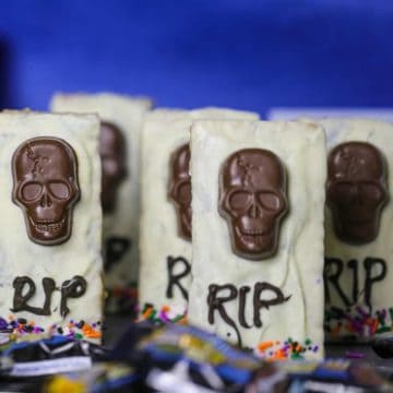 Butterfinger&reg; Peanut Butter Cup Skulls Tombstone Treats