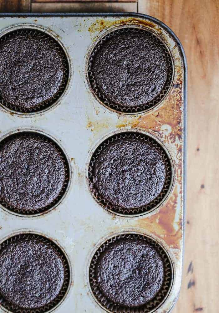 easy Vegan Chocolate Cupcakes recipe with frosting