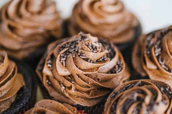 easy Vegan Chocolate Cupcakes recipe with frosting