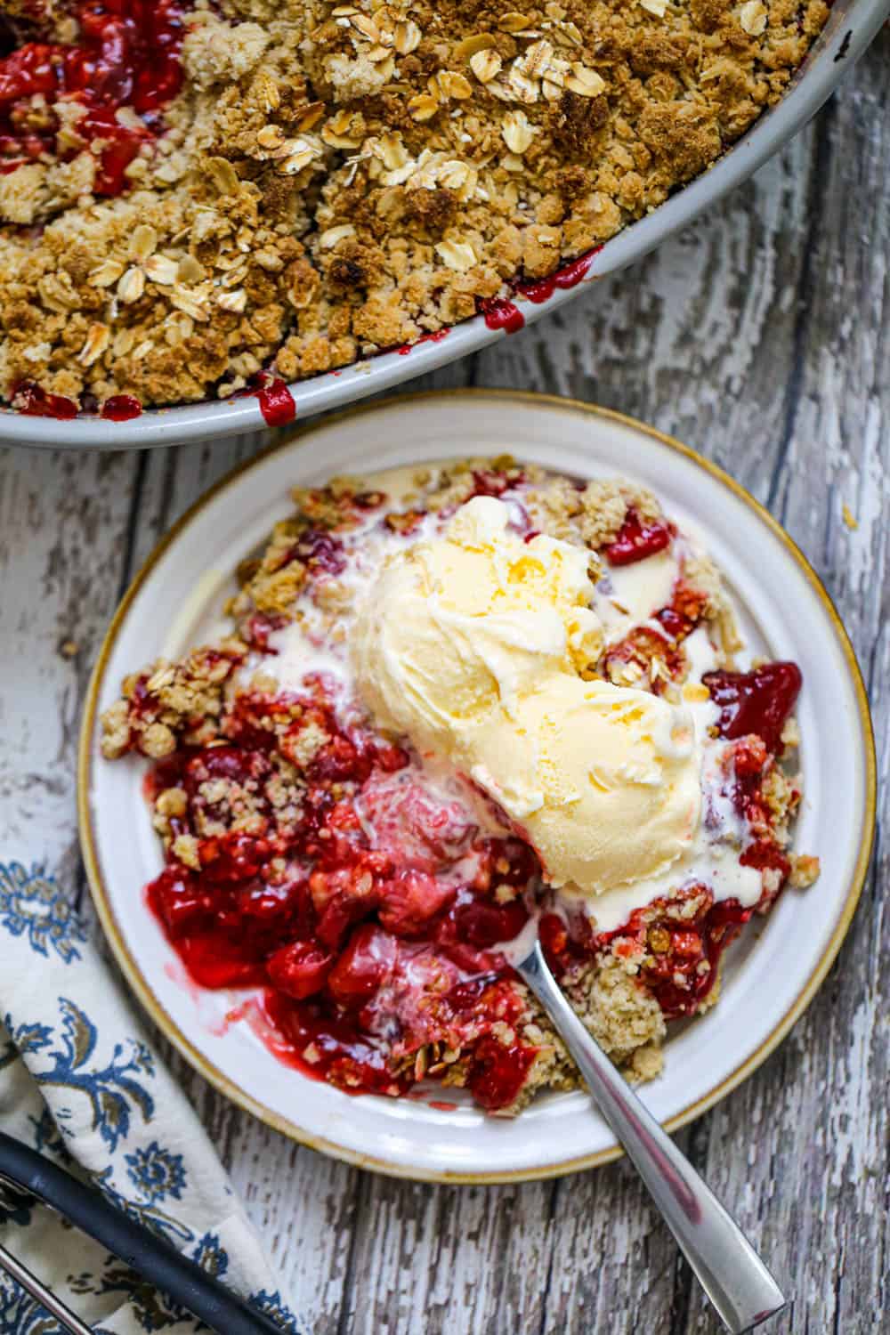 berry crisp with ice cream