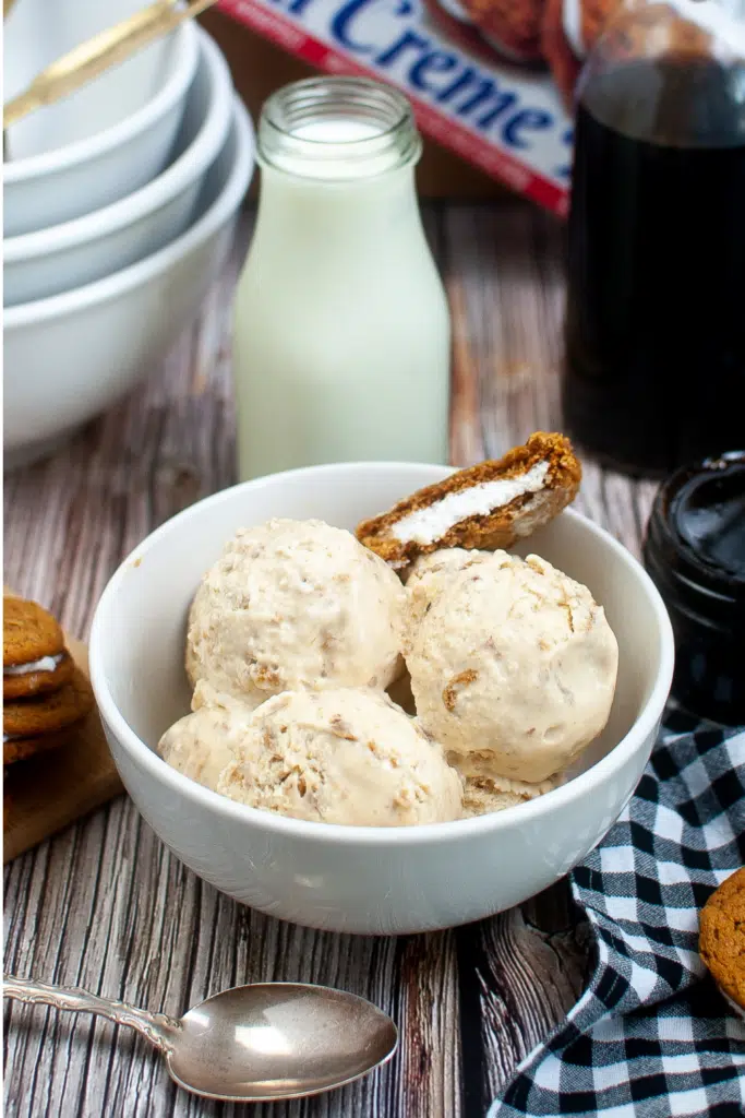 Love those delicious Oatmeal Creme Pie Snack Cakes? Let’s turn them into a cool, frosty treat and make homemade oatmeal creme pie ice cream. No ice cream maker is needed.