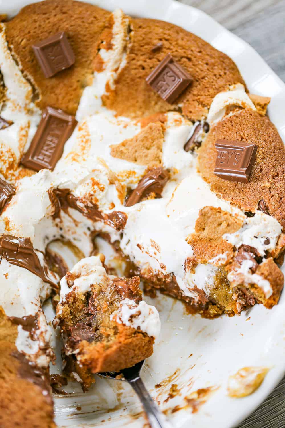 s'mores pie recipe! Serve warm with a scoop of vanilla ice cream or sprinkle this pie with some sea salt. You can even drizzle on some hot fudge or caramel sauce to make it extra divine!  Best served the same day, but leftovers can be stored for 2-3 days later for yummy snacking!  Microwave to get the gooey!