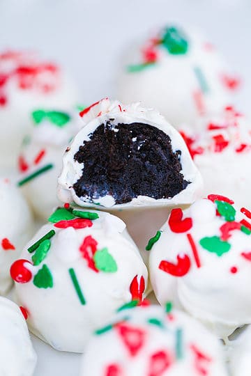 Christmas Peppermint Oreo Truffles - The Baking ChocolaTess