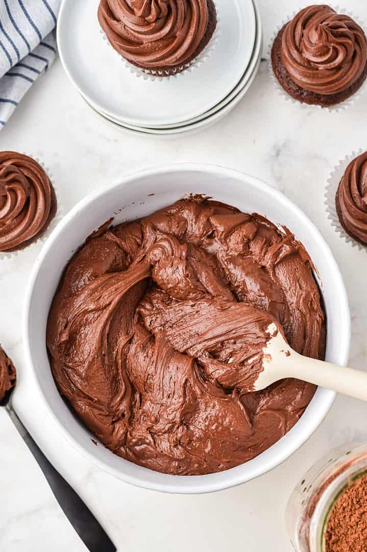 https://www.thebakingchocolatess.com/wp-content/uploads/2023/01/Chocolate-Fudge-Frosting-V01-1100x1648-1-720x1079.jpg