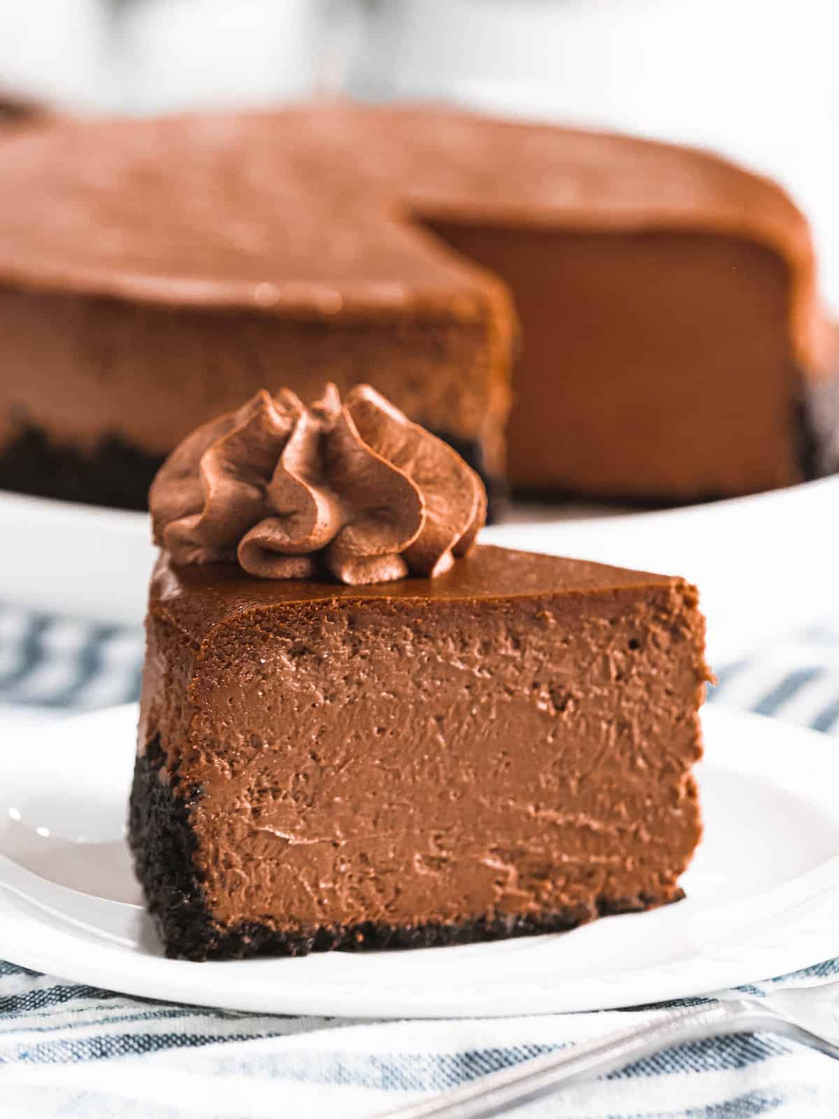 https://www.thebakingchocolatess.com/wp-content/uploads/2023/05/chocolate-cheesecake-11.jpg