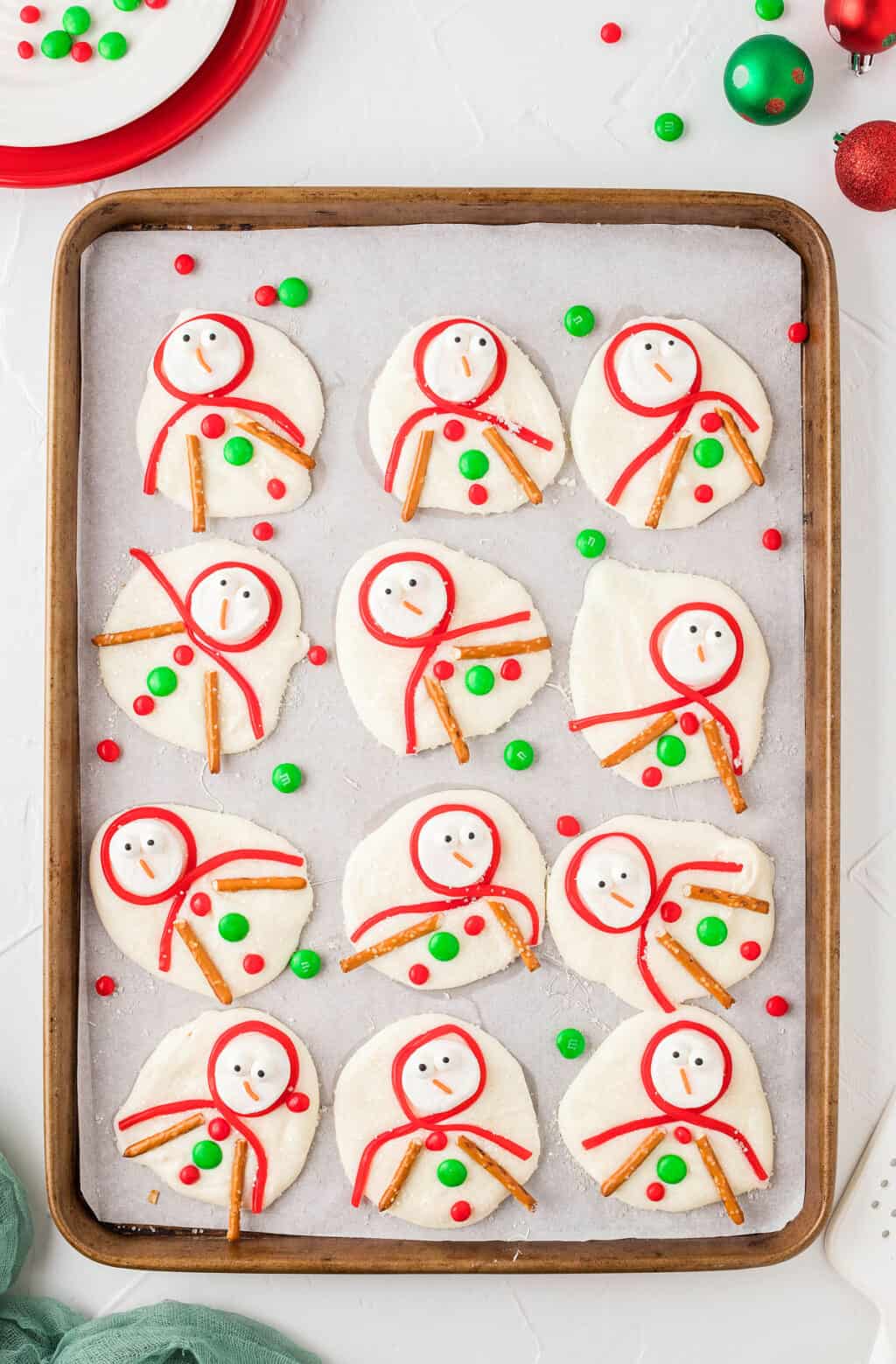 Melted Snowman Cookie Bark @ XOXO Bella