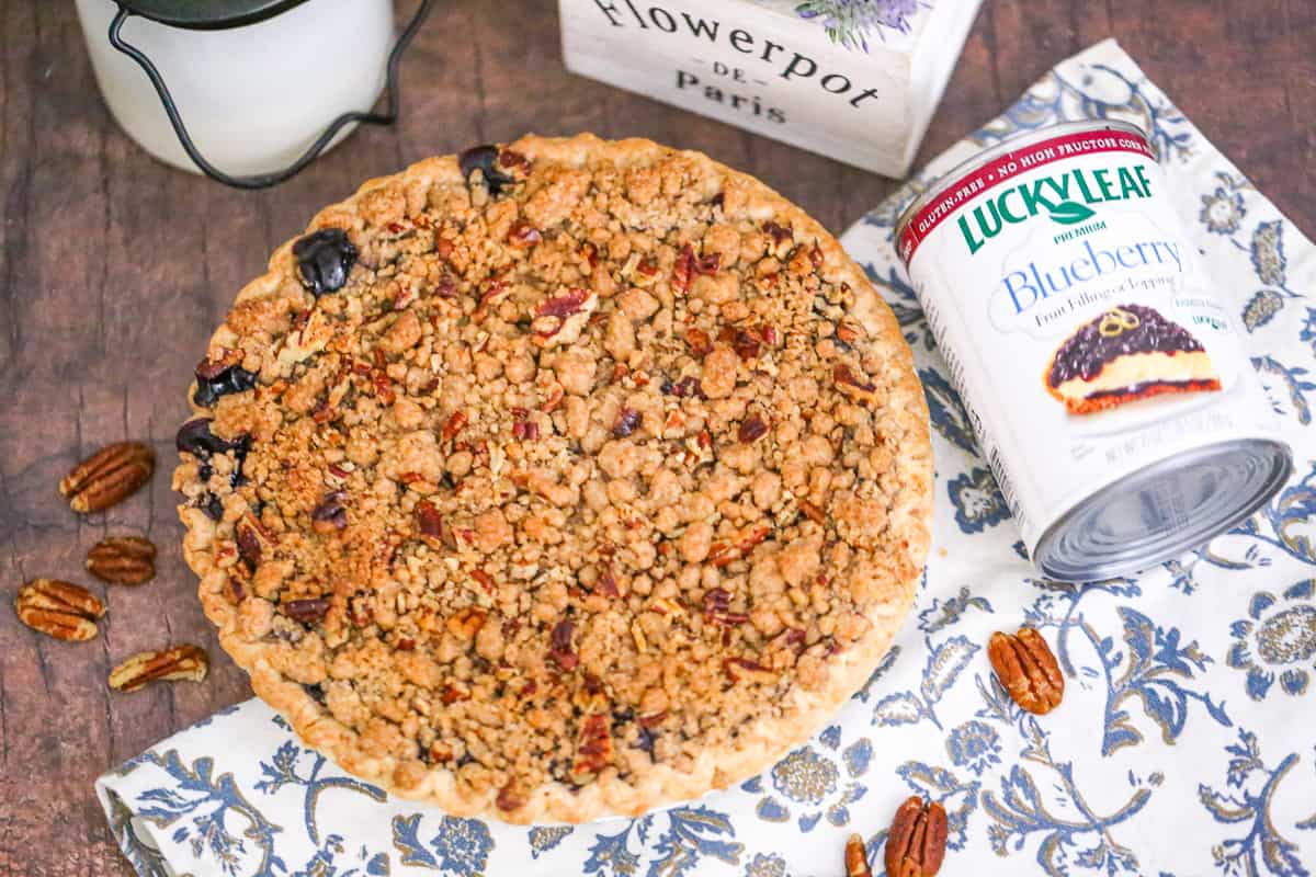 Lucky Leaf blueberry pie with pecan crumble topping recipe