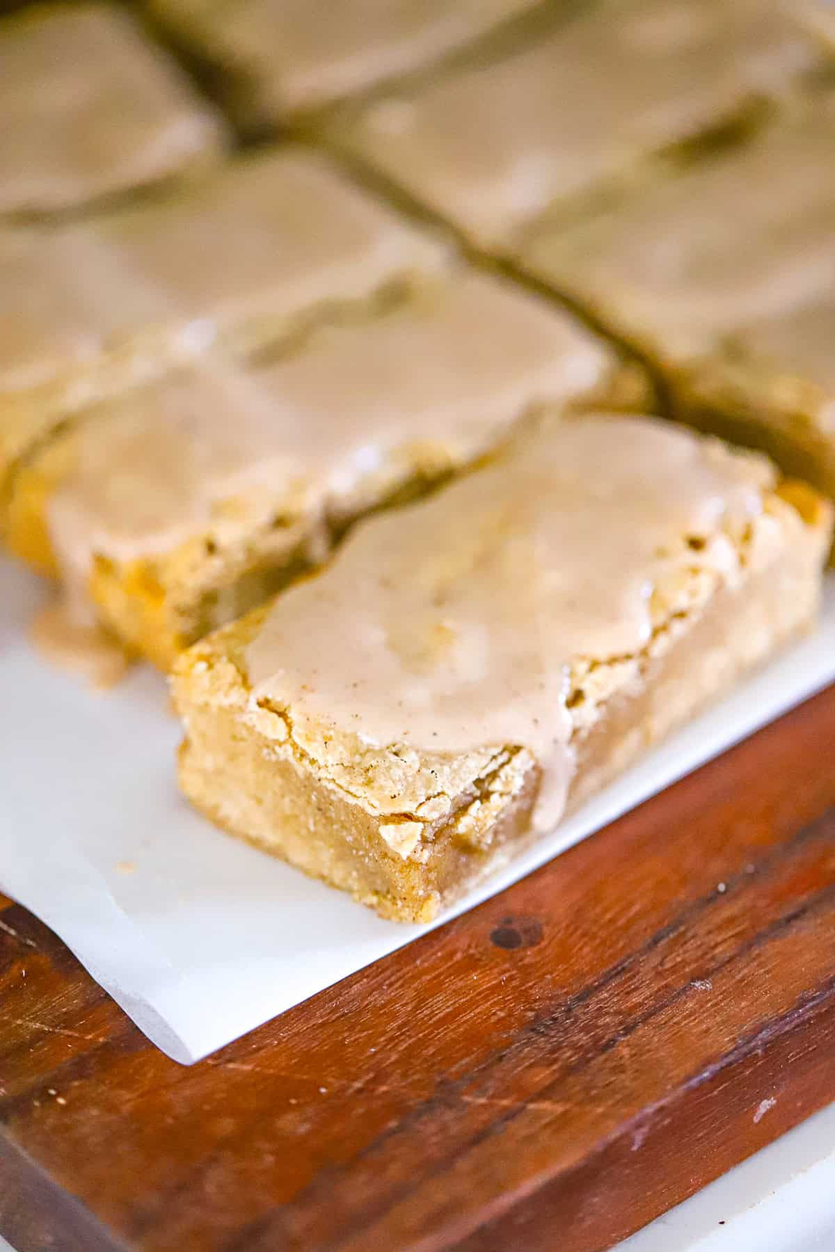 spiced blondie bars ready to serve - a delicious chewy blondie recipe