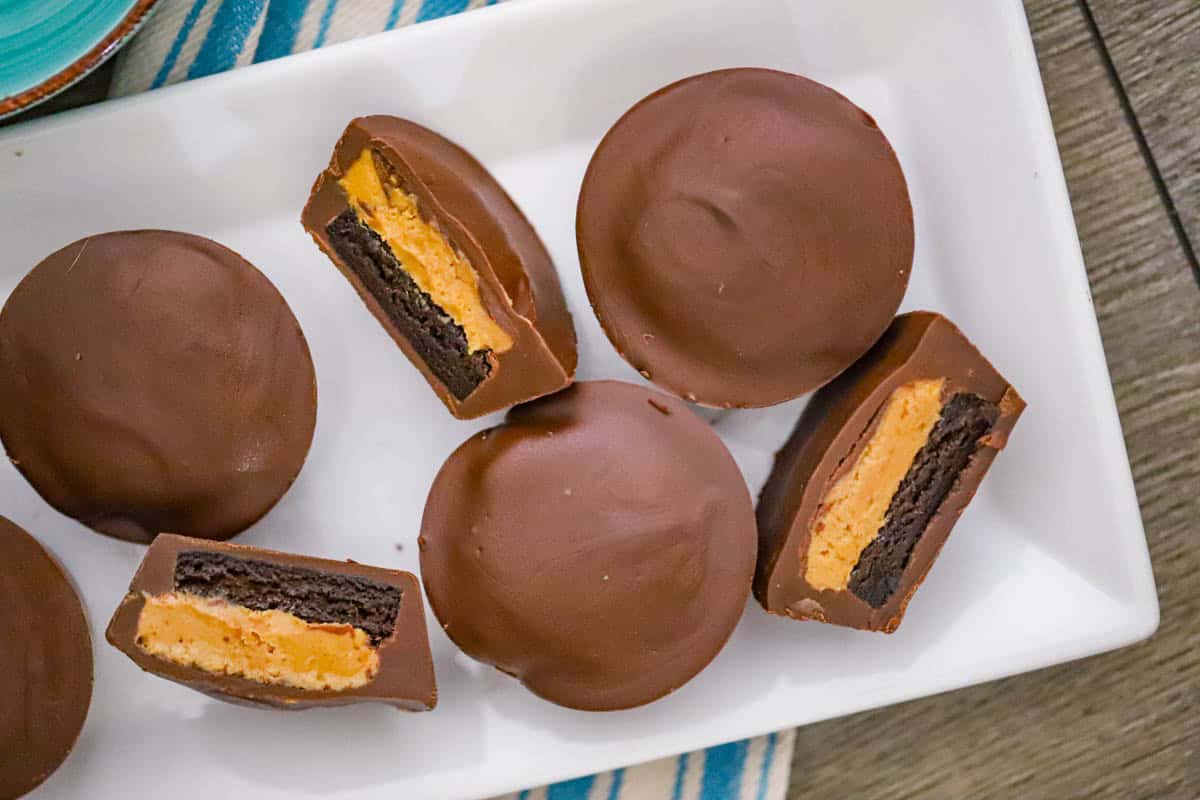 Brownie rounds with creamy peanut butter filling and melted chocolate for layering