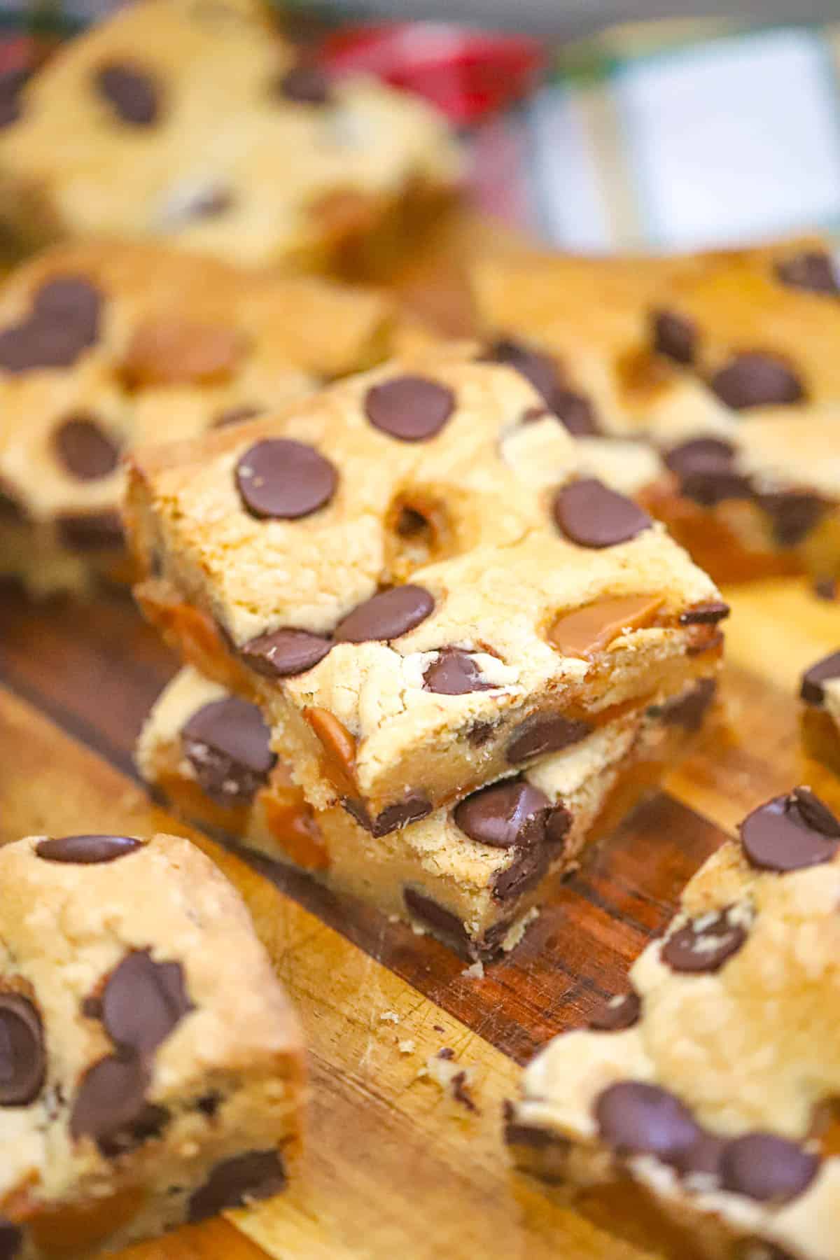 Salted Caramel Chocolate Chip Cookie Bars (Thick + Gooey)